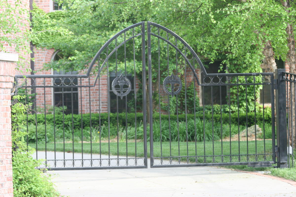 1308_Overscallop_Estate_gate_with_circles_