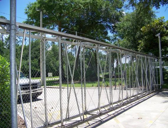 Box-Frame-Cantilever-Chain-Link-Gate-1-570x435